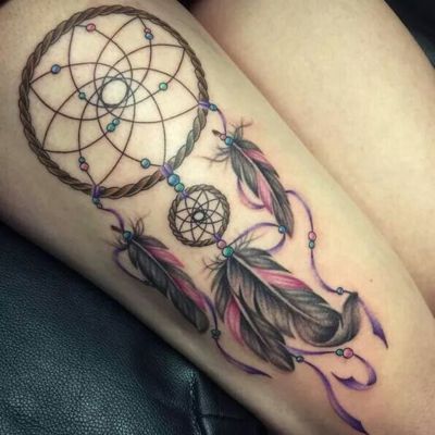  Tatouage attrape rêve avec des plumes noires et roses sur la cuisse